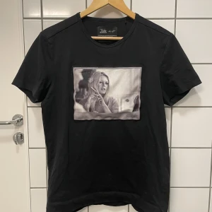 Limitato T-shirt  - Limitato T-shirt i storlek S. Nästan helt oanvänd, inga fläckar eller likande. Skick 9.5/10  Skriv vid frågor!