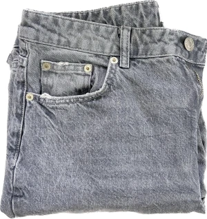 zara jeans - Midwaist jeans från Zara som jag beställde i fel storlek och inte hann lämna tillbaka. Ganska baggy och jag skulle säga passformen är perfekt. Aldrig använda. Storlek 42. Hör av dig vid frågor ! 💘👛