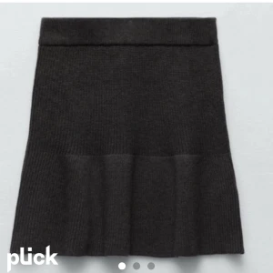 Stickad kjol - Säljer denna superfina stickade kjolen från zara då jag har 2 likadana. Endast använd 2 gånger. Ej nopprig eller något och i superbra skick. Köparen står för frakt!💓