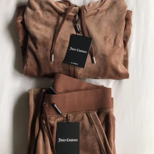 Juicy couture sett - Acton - Säljer detta sett i färgen Acorn, de är i storlek S och prislappen finns BARA kvar på TRÖJAN. Byxorna är använda 1 gång men är som oanvända. För intresse skriv DM så kan vi komma överens om ett pris. Klicka INTE på köp direkt.(Uppdaterar priset vid buden)