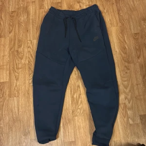 Mötkblått nike tech byxor - Näst intill osnvända nike trch byxot köpta från jd sports 
