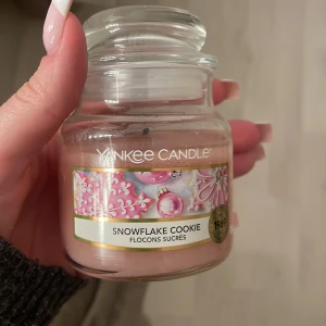 Yankee candle  - Yankee candle ljus bränt fåtal gånger. I snowflake cookie luktar söt typ vanilj 