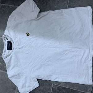 Lyle and scott - Bra kvalite, Size S, har inte använt den på länge. Kostar ungefär 500kr (minns inte riktigt)