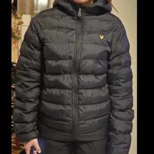 Lyle & scott jacka - Bra skick använd den bara på förra vinten, ny pris 800kr🤍