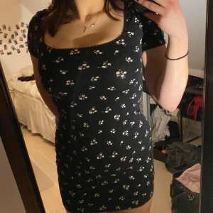 Blommig klänning  - Super fin blomning klänning med u-ringning både fram och på ryggen . Säljs pga att den är för kort för mig . Jag är 173