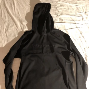 Peak performance  - Fint skick storlek s. Gjord i sportliknande material så man kan ha den o träna i också 