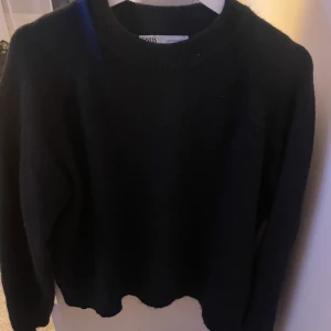 Stickad tröja - Säljer denna stickade tröja från zara, endast använd två gånger!