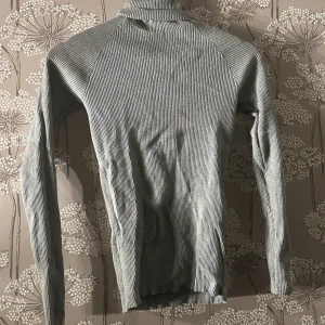 Grå polotröja  - Grå figursydd polotröja  Som ny använd 2 gånger