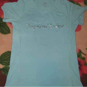 Tränings t-shirt - ANVÄND INTE KÖP NU ❤️ Frakt: 45kr  Storlek 158/164 men passar mig som har XS/S! -väldigt bekväm ! -knappt använd  