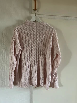 Kabelstickad tröja - Kabelstickad, rosa tröja köpt secondhand. Storlek M.