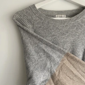 Jaqueline de Yong tröja - Säljer min coola jaqueline de yong tröja🙌🏼 Den har en snygg design där två färger delar sig mitt över tröjan. Den är i hyfsat bra skick då den är lite nopprig (se sista bilden). Tröjan är i storlek XL men passar allt fr S-L! Säljer för endast 50kr!👏🏼👏🏼