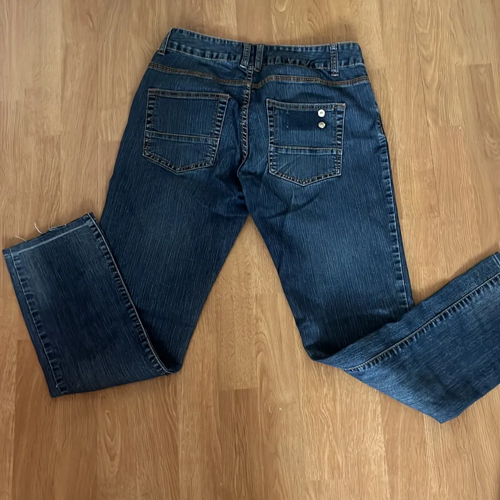Ett par lågmidjade jeans som är raka i modellen. Står ingen storlek men passar mig som har S (27 eller 36). Fick dem av en vän men kommer inte till mycket användning. Skriv privat för mer frågor 💗. Jeans & Byxor.