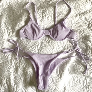 Bikini - Helt oanvänd bikini i storlek M (båda). Pastell lila färg. 