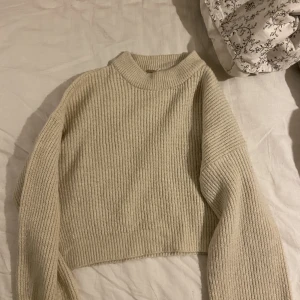 Stickad tröja Nelly  - Stickad tröja från Nelly i bra skick 