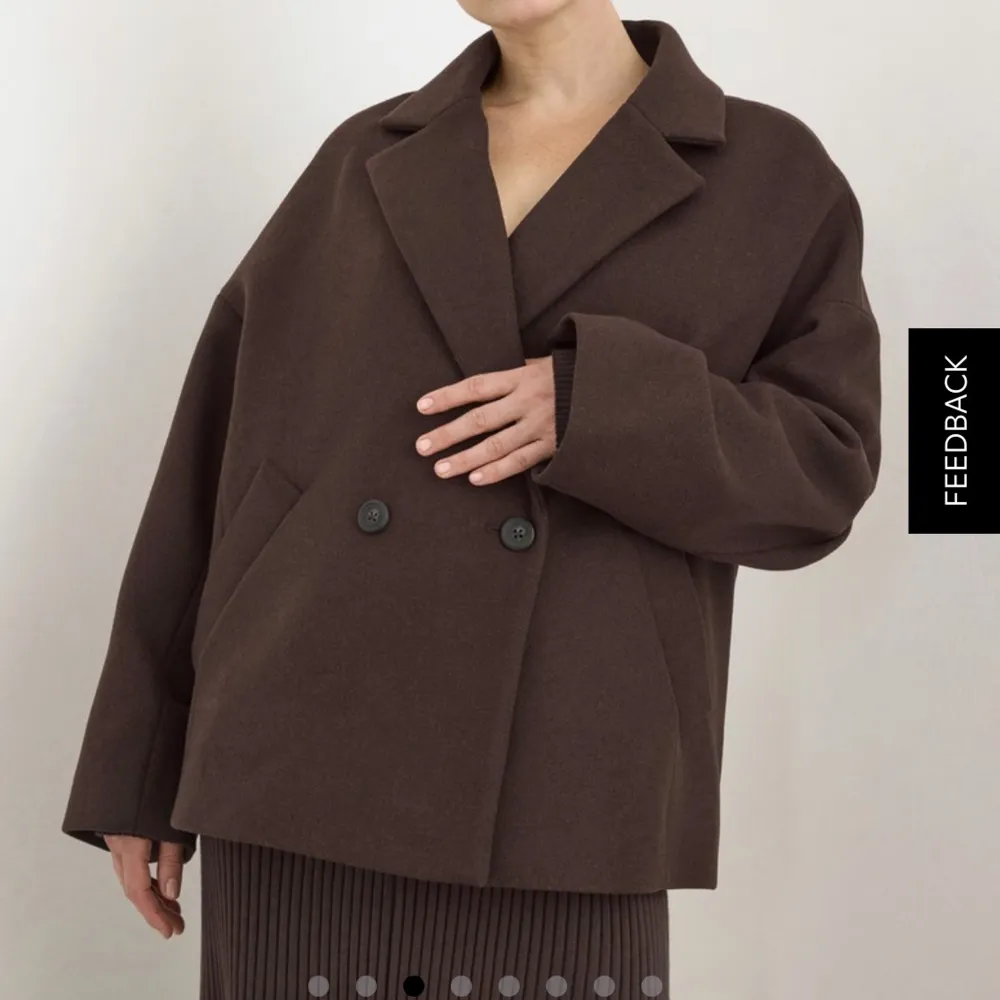 intressekoll på min älskade bruna korta kappa som är slutsåld på Lindex. den är endast använd 2 gånger, alltså är den i nyskick🤎 nypris: 999kr, säljer endast vid bra bud!. Jackor.