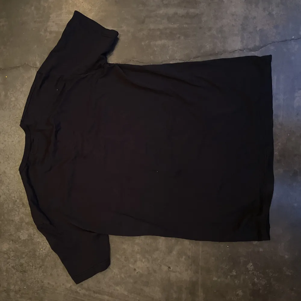 En tröja från armani i storlek M. 3 FÖR 2 ALLA PRODUKTER på sidan. Betalar ej frakt och kan mötas upp i uppsala/stockholm.. T-shirts.