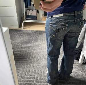 Säljer dessa jeans som jag själv köpt på plick, inte mina bilder men vill ni ha det är det bara o fråga. Storlek W32L32 men har sprättat dom så dom kan vara lite längre