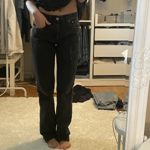 Zara jeans  - Trendiga straight slutsålda jeans ifrån Zara!! Knappt använda och bra skick 💞