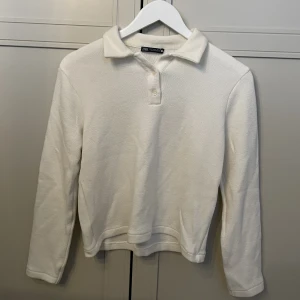 Långärmad tröja med krage - Långärmad tröja med krage från zara. Storlek s💓lite noppig men inget som syns när man har den på sig. Köpt för 250kr, säljer gör 75kr+frakt💓