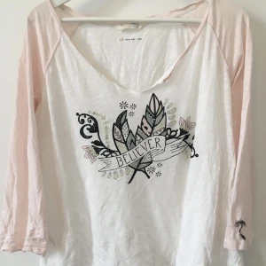 NY Odd Molly Tröjja stl M/L - Super snygg 3/4 tröjja text BELIVE tro. Stlk M/L