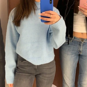 Stickad tröja  - Baby-blå stickad tröja med krage från Gina tricot, använd Max 4+ gånger köpt för ca 4månader sen. Nyskick i princip. Kommer tyvär ej t användning 