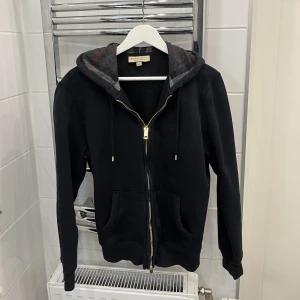 Burberry hoodie - Burberry hoodie Bra skicka Storlek:M Kvitto finns
