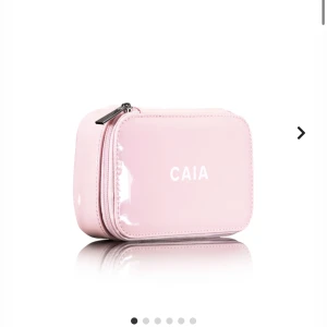 Necessär caia - Säljer denna necessär ifrån caia! För egna bilder skriv pm❤️ Frakt tillkommer!❤️