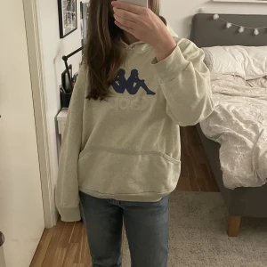 Kappa hoodie - Säljer denna hoodie från Kappa köpt på humana i malmö! Fint skick förutom att det saknas snöre. Storlek xl men passar som oversized s och m ☺️ Skriv vid frågor!💓