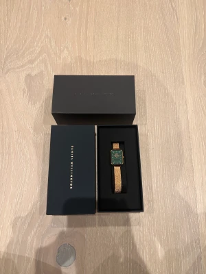 Daniel Wellington klocka  - Daniel Wellington klocka i nyckick. Aldrig använd, endast testat den. Nypris 1999kr