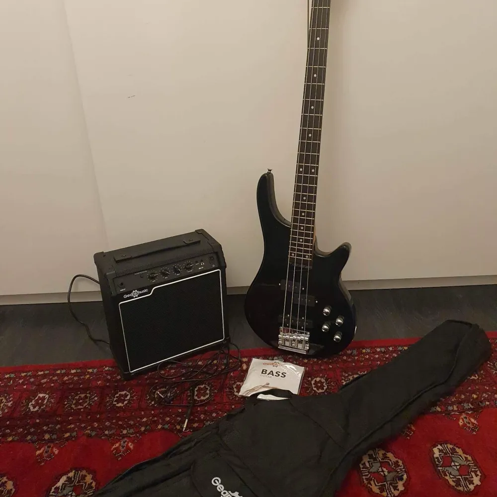 Bass gitarr med förstärkare, kabel, väska och nya strängar. Ganska ny och har inte används så mycket  . Övrigt.