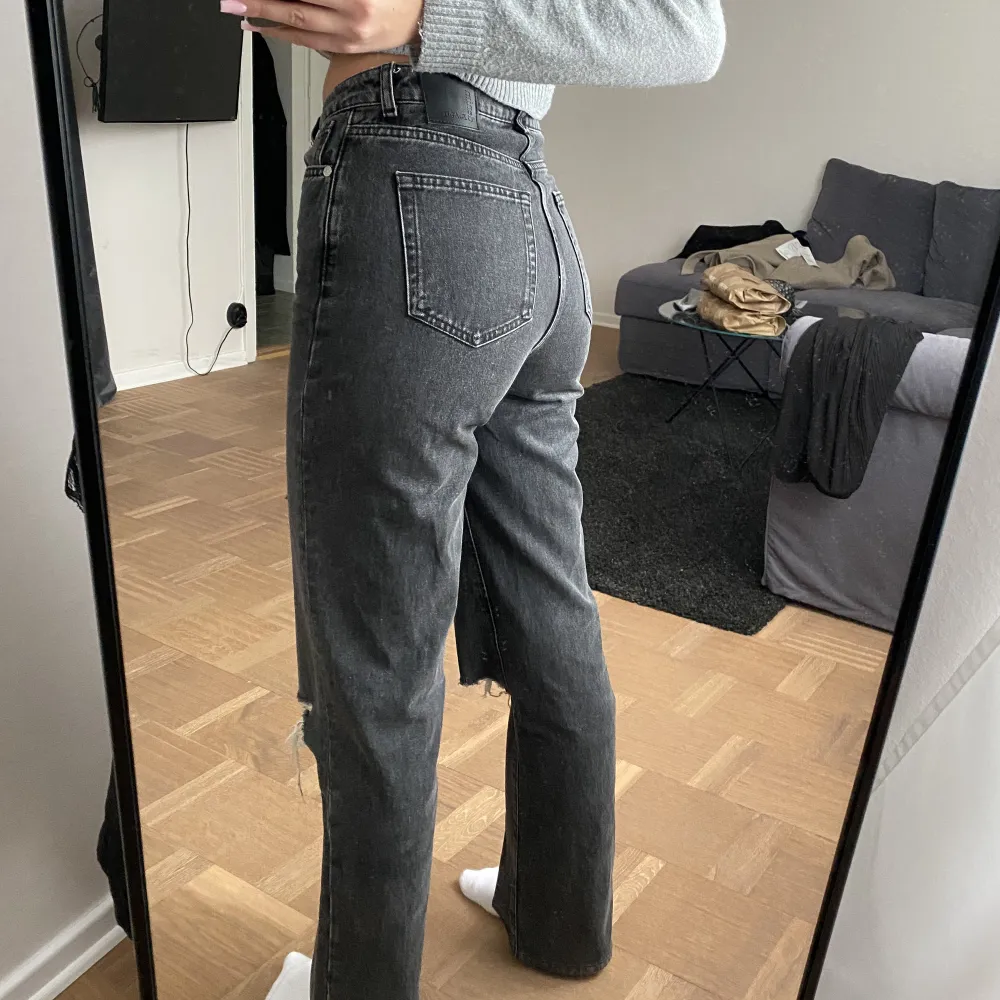 svarta jeans med slitningar från bikbok, i modellen regular wide. storlek 27 längd 32, bra längd på mig som är 172cm. mycket fint skick, änvända 1 gång❤️. Jeans & Byxor.