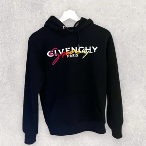 Givenchy Tröja - Givenchy Tröja till Dam | 10/10 Skick  | storlek Xs/S | Bra skick till bra pris 🫵🏼‼️ det var present så kvittot finns inte kvar, påse finns inte heller kvar.