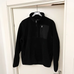 Trendig fleecetröja  - Trendig fleecetröja! Knappt använd 