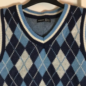 Stickad väst - Jättefin i materialet. Aldrig använd :)