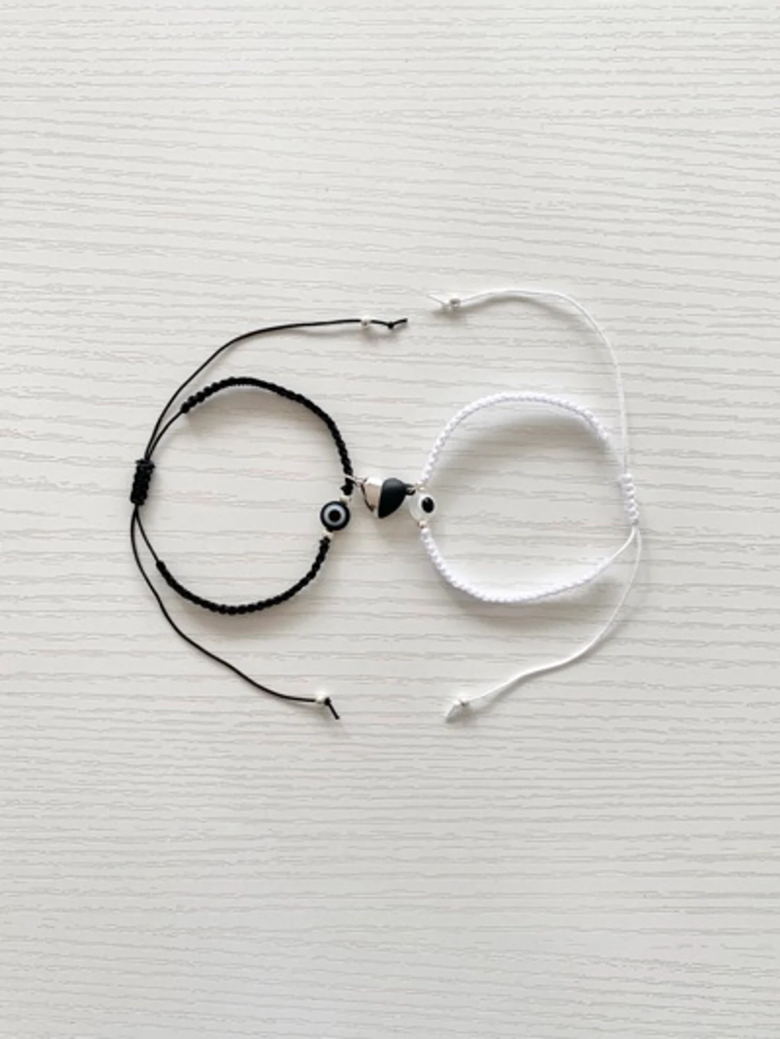  Matchande Makramé Armband - Magnetiska hjärtan 🖤🤍🖤 - 90