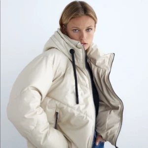 Vit Zara Jacka - Vit zara jacka i läderimitation, super bra skick. Storlek M.