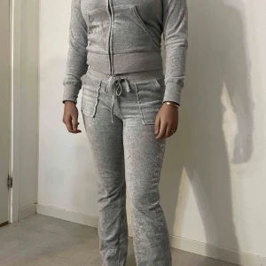 Juicy Sett - Säljer detta jätte fina Juicy sett ifrån Aliexpress, alla diamanter finns kvar/fint skick. Settet är i storleken S men passar även XS. Hör av dig för fler frågor/bilder, endast seriösa köpare tack. (lägger upp igen pga oseriösa) 🤍‼️