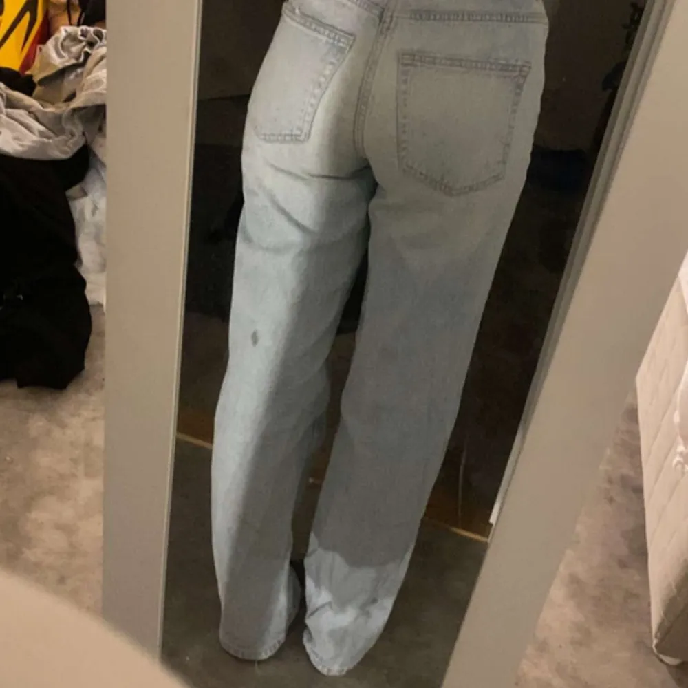 Säljer dessa jeans från Gina tricot med hål vid knäna. Dom är i storlek 34 men skulle säga att dom sitter som en 36. Köparen står för frakten! . Jeans & Byxor.