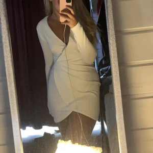 Studentklänning  - Hej! Säljer denna vita klänningen som passar perfekt till studenten! Från AX Paris och köpt för 900 och använd 1 gång! Storlek S/M❤️‍🩹