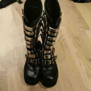 Demonia skor - Säljer Mina demonia skor eftersom det var fel stole för mig, lite trasiga tyvär 
