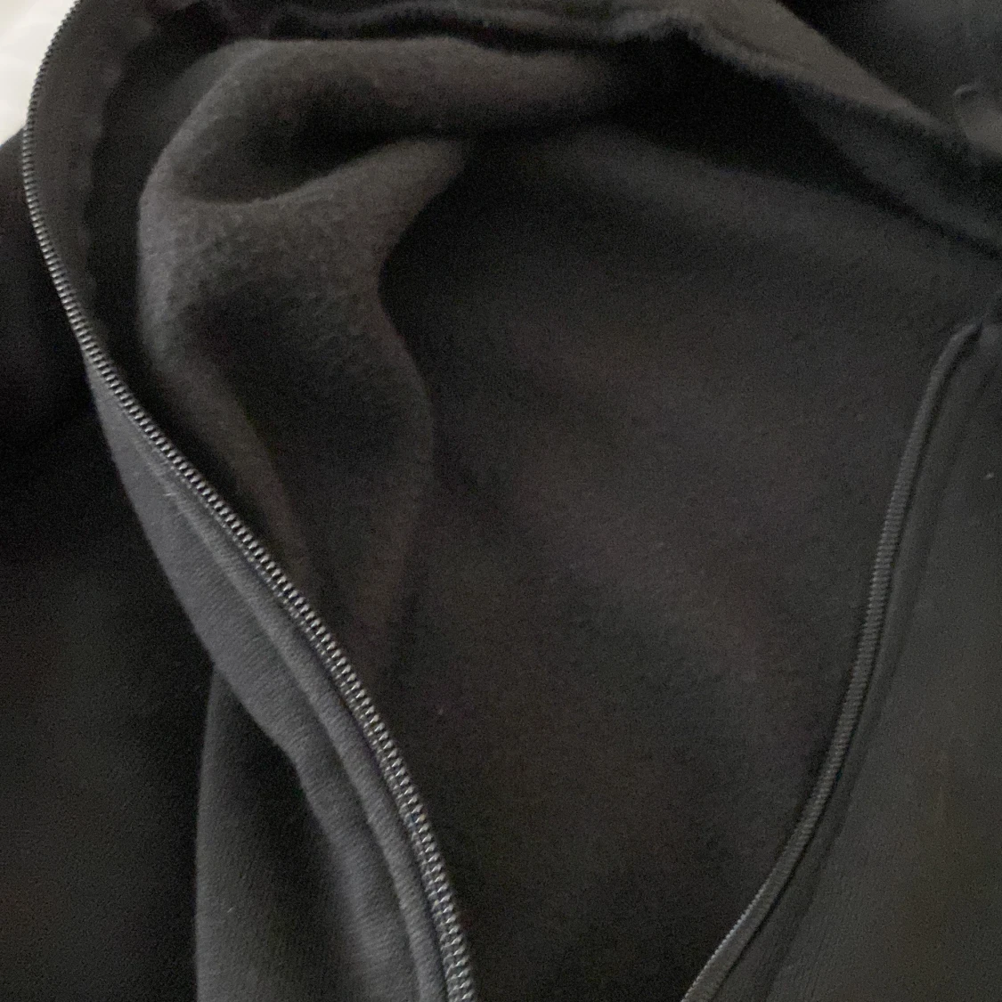 Svart fleecetröja  - 90