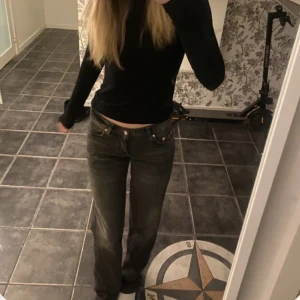 Weekday arrow low jeans  - Säljer mina nästintill oanvända jeans ifrån weekday! De är lågmidjade och är i en mörkgrå/svart färg💓nypris cirka 600kr💘långa för mig som är runt 170