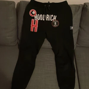 Hoodrich byxor - Använda 3-4 gånger dom är nästintill nya.