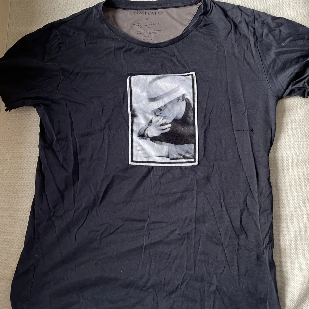 Limitato t-shirt med David Bowie motiv. Storlek S. Litet hål på sidan. . T-shirts.