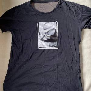 Limitato t-shirt med David Bowie motiv. Storlek S. Litet hål på sidan. 