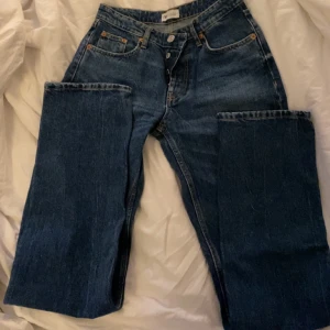 ZARA midwaist JEANS💙 - Superfina zara jeans som sitter för tajt för mig, mid wast och raka/wida i benen🤍 har tyvärr inga bilder på för dom ej passar (midjemåtten= ca 35cm rakt över, innerbenslängd= ca 83 cm)🤍