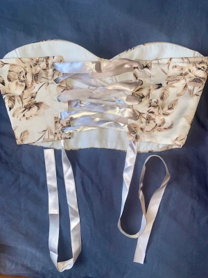 Korsett topp - Jättefin korsett topp i ljusrosa/beige säljes för att den var för liten för mig i brösten så endast testad, snörning i ryggen så det går att justera storleken runt om 💗 