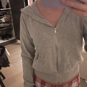 Stickad tröja - Jättefin grå stickad kofta / zipup hoodie från hm🤍