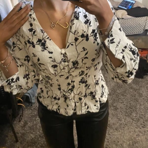 Blus - Storlek 34. Säljer för 150 + frakt. 