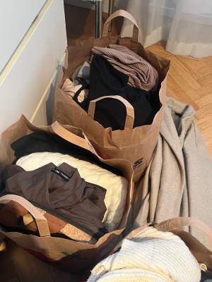 Blandade kläder i olika storlekar, från väl använt till skick som nytt. Fås gratis om det hämtas idag i Stockholm, Bromma. 